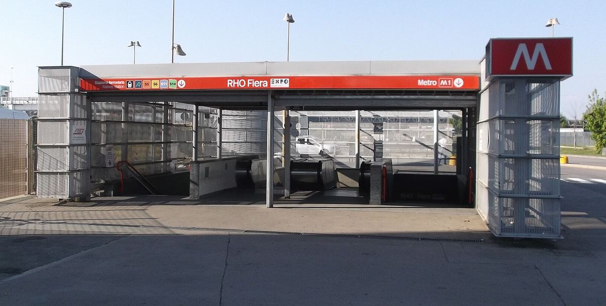 L'ingresso della stazione Rho Fiera della metropolitana M1, con la grande M rossa